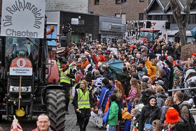 Der Tulpensonntagszug lockt Jahr für Jahr tausende von Narren nach Emmerich.