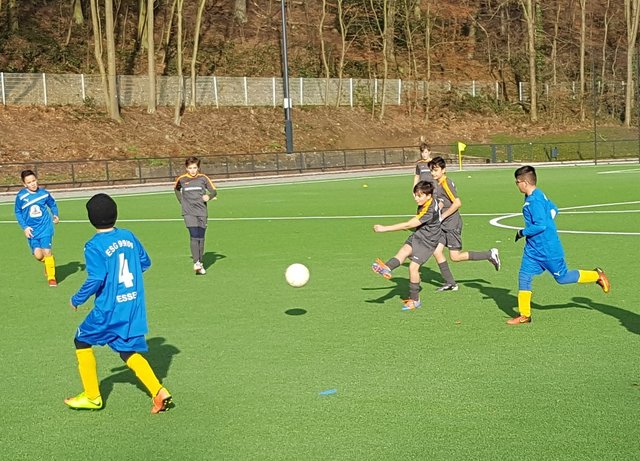 Der erste Kettwiger Treffer auf Kunstrasen. Hazar Dräger hat abgezogen, der Ball sucht sich seinen Weg ins gegnerische Tor. 
Foto: Henschke