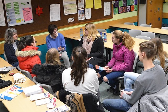 Bei der Caritas, die Altenpfleger ausbildet, haben die Schüler Informationen zu diesem Beruf erhalten.