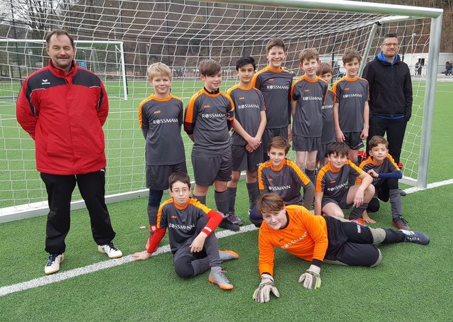 Die Kettwiger D-Junioren mit Trainer Armin Wölfel (l.) und Co-Trainer Norbert Damm. Foto: Henschke