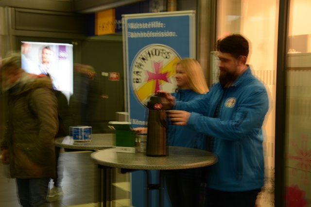 Die Bahnhofsmission schenkt kostenfrei Kaffee und Tee aus. Foto: Steinmann