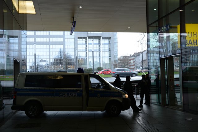 Die Polizei sperrte den Eingang ab, ein Schild drohte hinabzustürzen. Foto: Steinmann