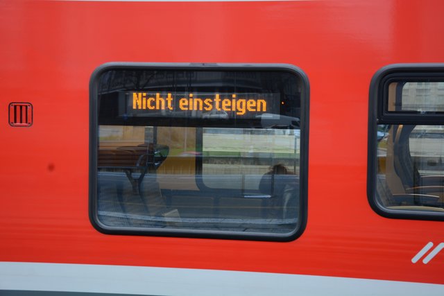 Diese Info für die Fahrgäste stand an den Zügen. Foto: Steinmann