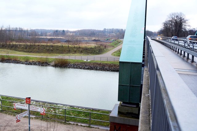 Die Kohlen-Reservefläche - hier im Blick vom Westrand der Brücke der Ellinghauser Straße über den Dortmund-Ems-Kanal hinweg.