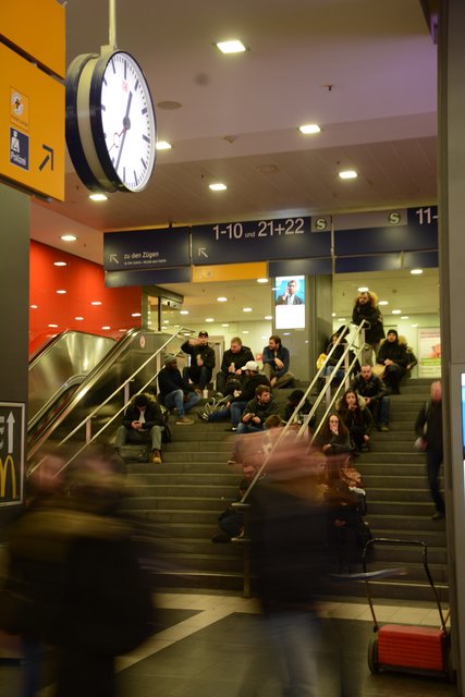 Die Einen hetzen durch den Bahnhof, die Anderen sitzen und warten. Foto: Steinmann