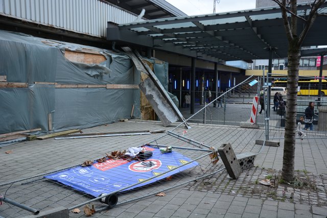 Ein Bauzaun war am Hauptbahnhof Essen eingestürzt. Foto: Steinmann