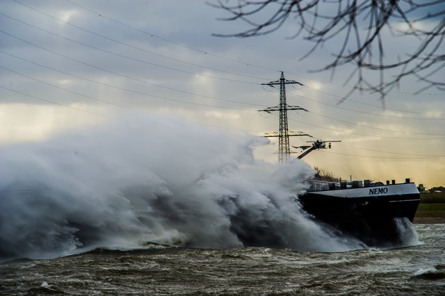 Auch den Rheinschiffern machte der Orkan Schwierigkeiten.
