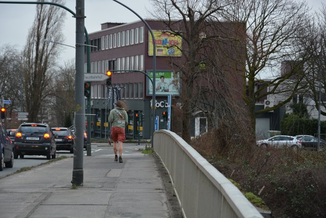 Ein Unerschrockener lief mit kurzer Hose durch Sturm Friederike. Foto: Steinmann