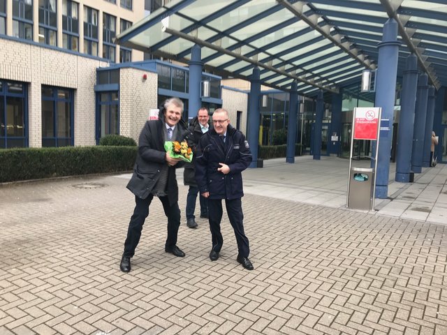 Trotz des Sturms ließ es sich der Landrat nicht nehmen, den Bezirksbeamten im Krankenhaus zu besuchen. Foto: Polizei Kreis Unna