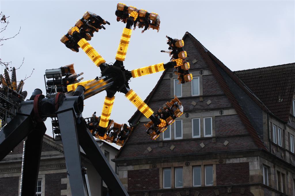 Die Schaukel "Rocket" ist das Highlight auf der Dortmunder Karnevalskirmes. Aber auch viele andere, tolle Fahrgeschäfte sind über die Karnevalstage in der Dortmunder Innenstadt anzutreffen.