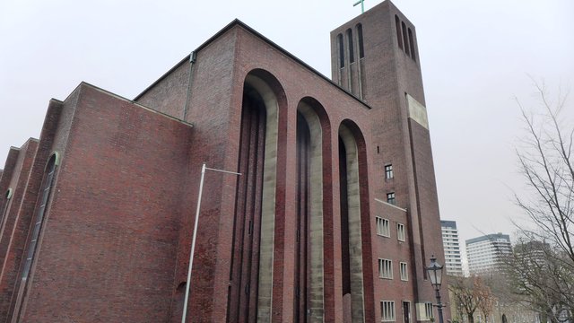 Die 1929 eingeweihte Pfarrkirche St. Mariae Geburt an der Althofstraße. (Foto Emons)