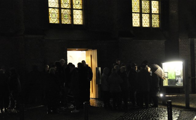 Nach dem Gottesdienst am Samstag in der Anna-Kirche diskutierten viele Gläubige über die aktuelle Situation.