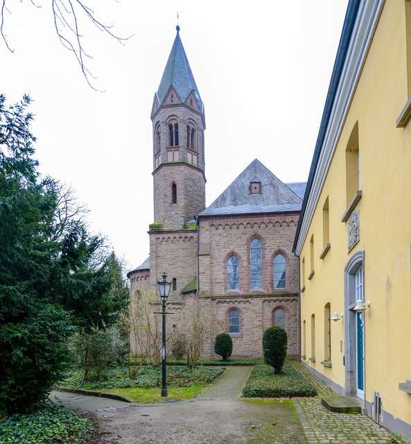 St. Mariä Himmelfahrt und die Pfarrgebäude bilden das Herz des Stadtteils Saarn. | Foto: PR-Fotografie Köhring/JF