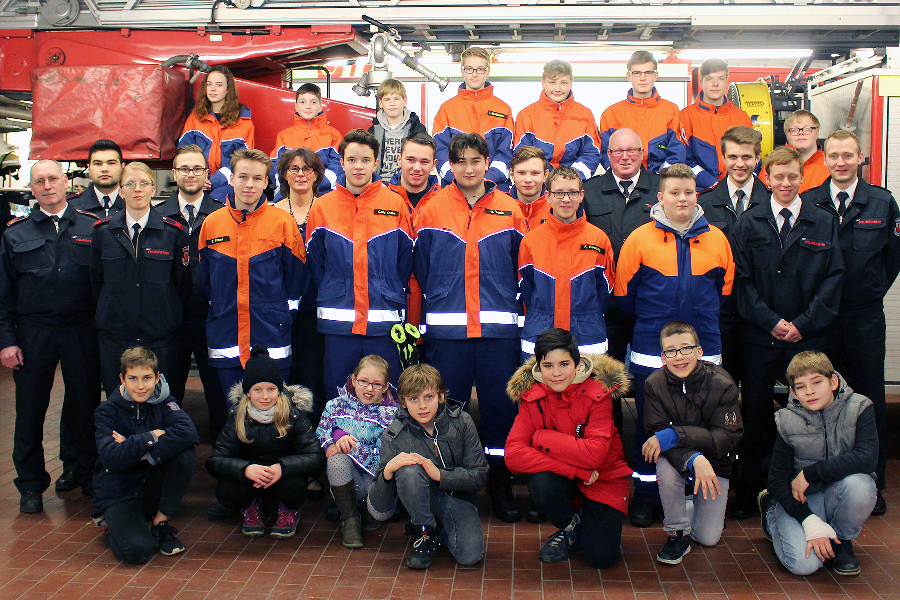 Die Jugendfeuerwehr Unna-Süd mit Betreuerteam und den Gästen: Stellv. Bürgermeisterin Renate Nick, stellv. Wehrleiter Michael Hartmann und Stadtjugendwart Hermann Lüer