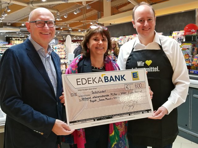 Antje Beierling freut sich über 600 Euro, deren Grundstock MdB Matthias Hauer (r.) an der Kasse bei Edeka Hundrieser in Haarzopf umgesetzt hat. Aufgerundet wurde der Betrag durch Günter Hundrieser (l.).