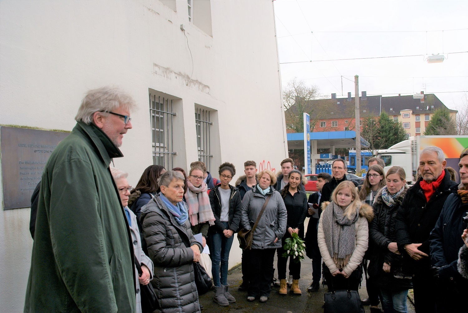 Mitglieder der Bezirksvertretung Innenstadt-Ost und die Schülerinnen und Schüler des Käthe-Kollwitz-Gymnasiums und des Stadtgymnasiums haben einen Kranz niedergelegt. (Foto: Rüdiger Beck)