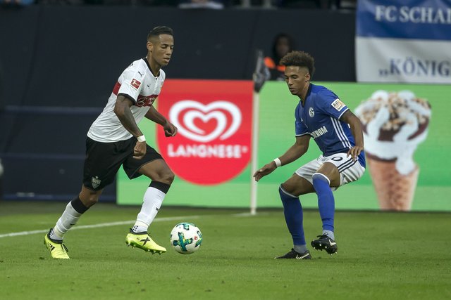 Dennis Aogo (l.) trifft - wie schon im Hinspiel - auf seine Ex-Kollegen wie Thilo Kehrer. Der andere Ex-Schalker Holger Badstuber fehlt dem Aufsteiger hingegen wie schon in der Hinrunde bei der 1:3-Niederlage.