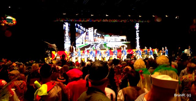 Mit den Händen ganz nach oben, konnte ich einiges fotografieren und mir später ansehen!  ;-)))