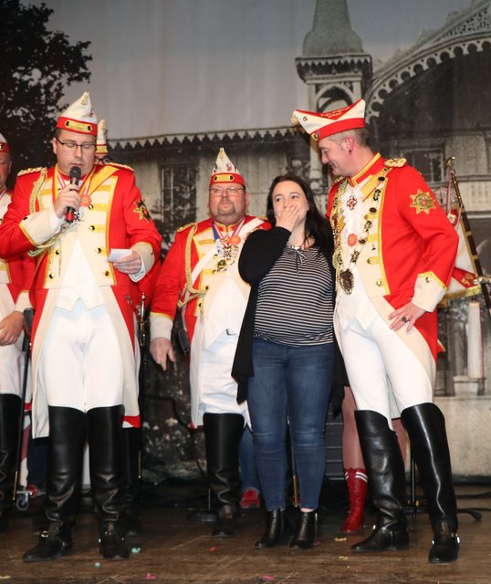 Sprachlos vor Glück war Antonias Mutter, Tatjana Iglesias, als ihr Christian Herbers, Kommandeur der Weseler Prinzengarde (links), auf dem "Gardefest" verkündete, dass der Spendenbetrag für den Antonias Assistenz-Hund erreicht wurde.