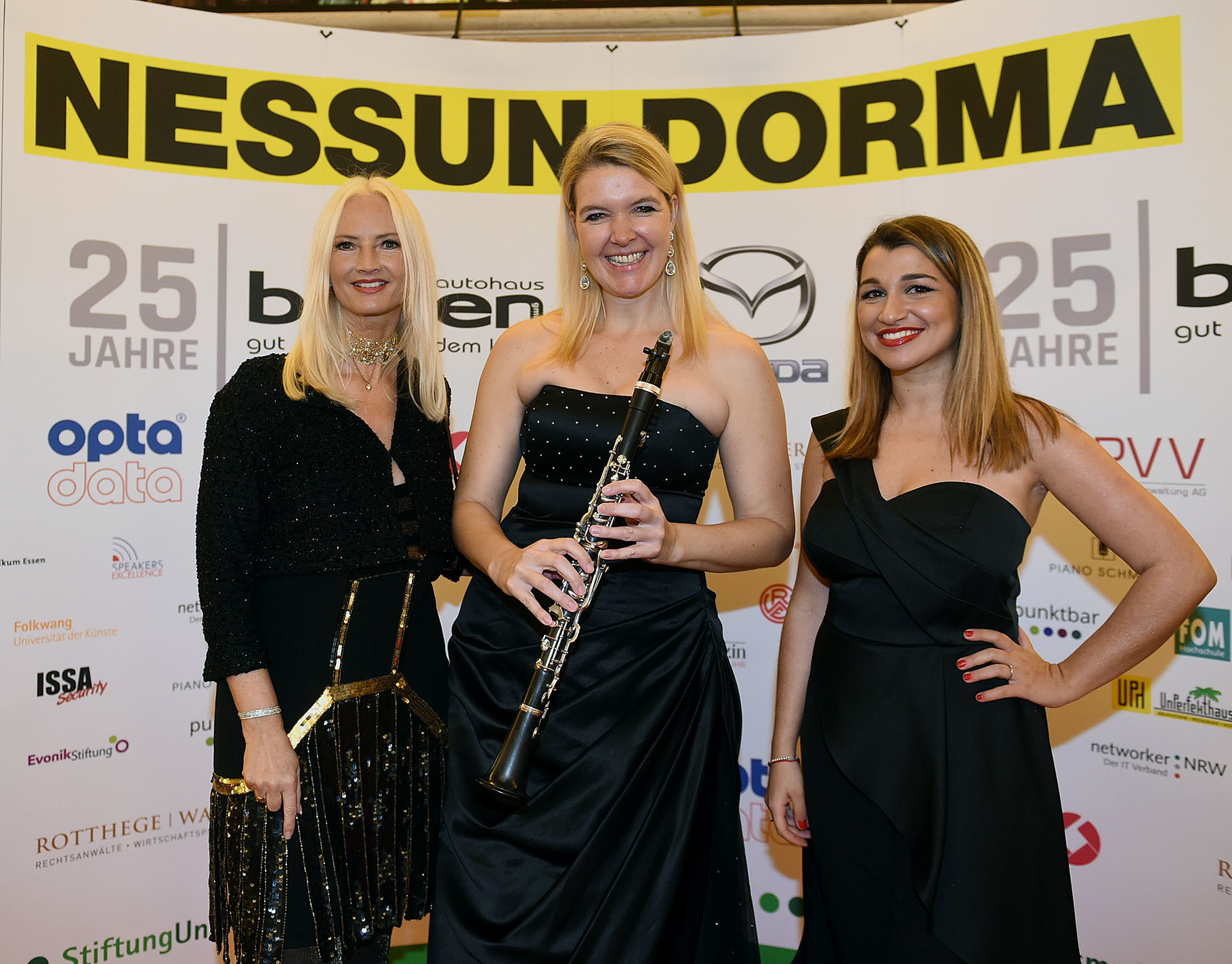 Klarinettistin Sabine Grofmeier (Mitte) mit Heike Werner von Niessen (l.) sowie Irina Kazakov von der Stiftung Universitätsmedizin Essen.