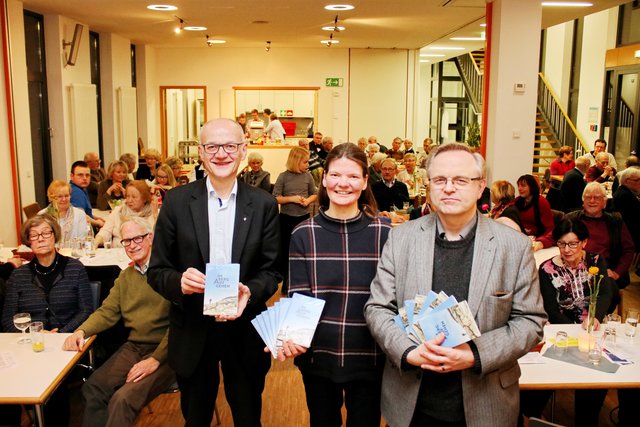 Pfarrer Ludger Keite, Gemeindereferentin Andrea Kreklau und Pastor Heinrich Oest verschenkten ein vom früheren Gemeinde-Zivi Benjamin Eckert geschriebenes Buch an die Ehrenamtlichen.