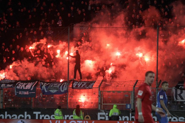 (C) Andreas Molatta , 29.01.2018 , Bochum ,
2.Bundeslige , 20.Spieltag , VfL Bochum 1848 - DSC Arminia Bielefeld ,
Pyro im Bielefelder Block
