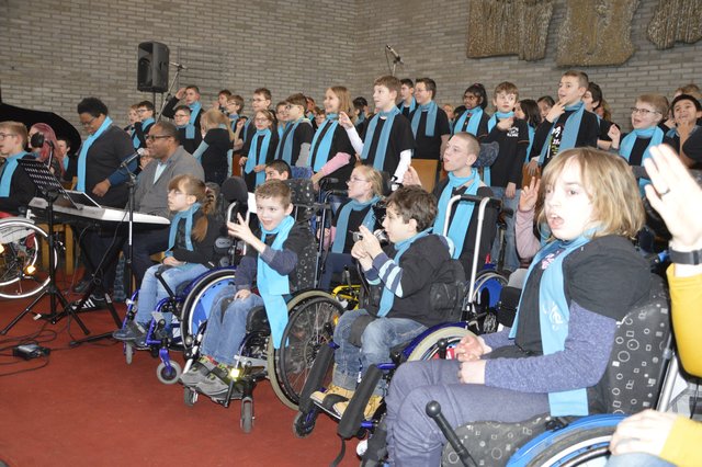 An der Seite von Gaststar David Thomas sorgten die Oberlinschüler beim Kontert in der Martinskirche für prächtige Stimmung. ^Foto: Evangelische Stiftung Volmarstein