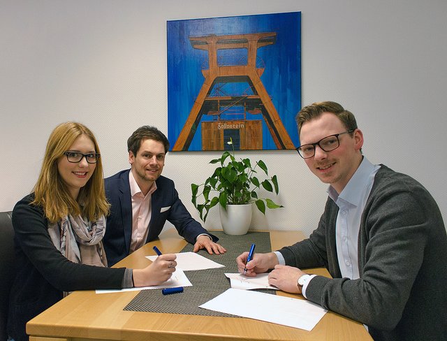 Christoph Blömker (Mitte) bei der Unterzeichnung der Arbeitsverträge mit den Auszubildenden Laura Handke und Tobias Assenmacher, die im Sommer unbefristet übernommen werden.