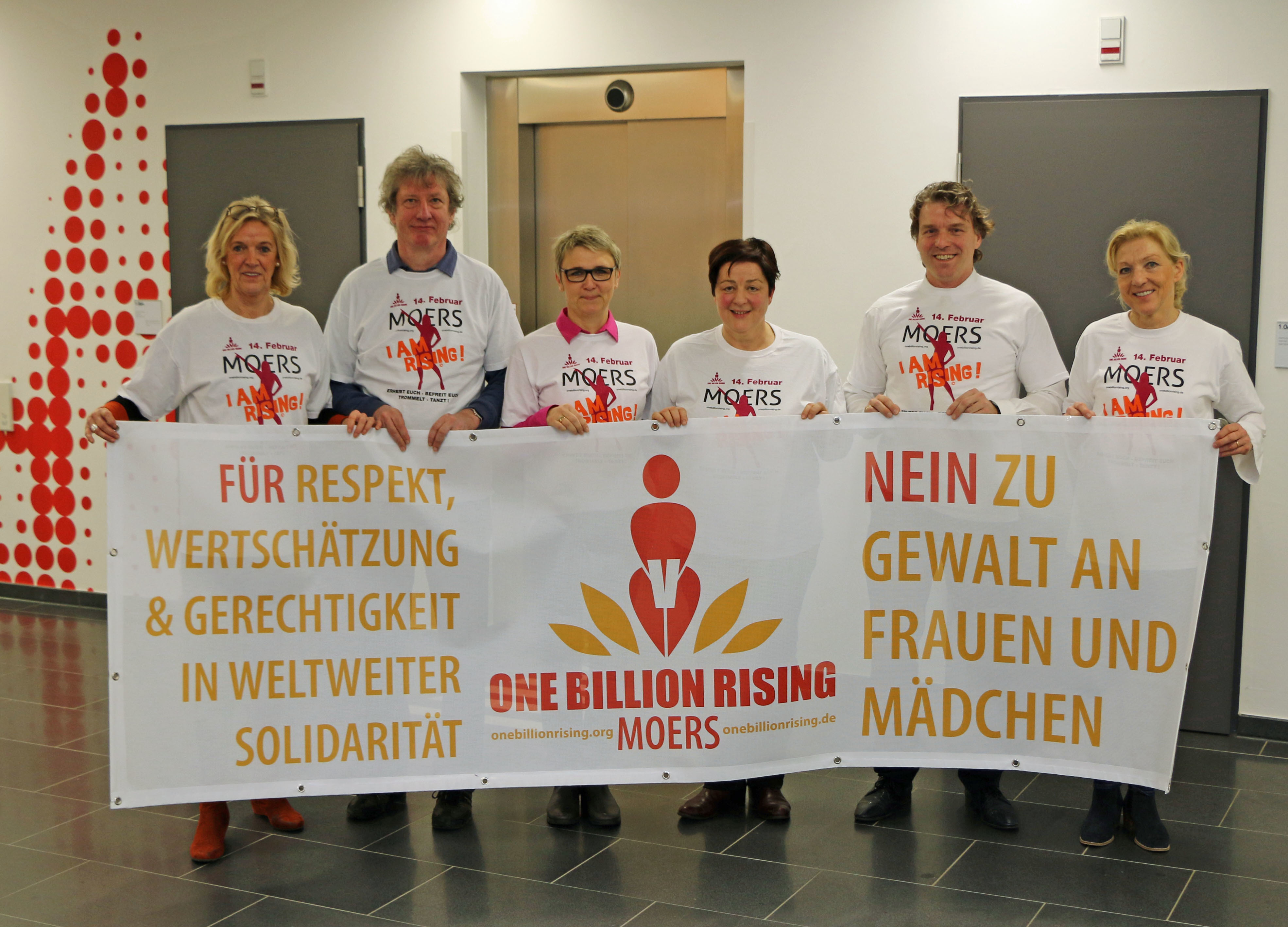 Barbara Folkerts (Gleichstellungsstelle Stadt Moers), Frank Meyer-Faustmann (Mercator Berufskolleg), Kornelia Hormes ((Gleichstellungsstelle), Sabine Kellner (Frauen helfen Frauen e.V.), Bürgermeister Christoph Fleischhauer und Dr. Sigrid Schramm (Mercator Berufskolleg/.v. l.) setzen sich gegen Gewalt an Frauen und Kinder ein. Foto: pst)