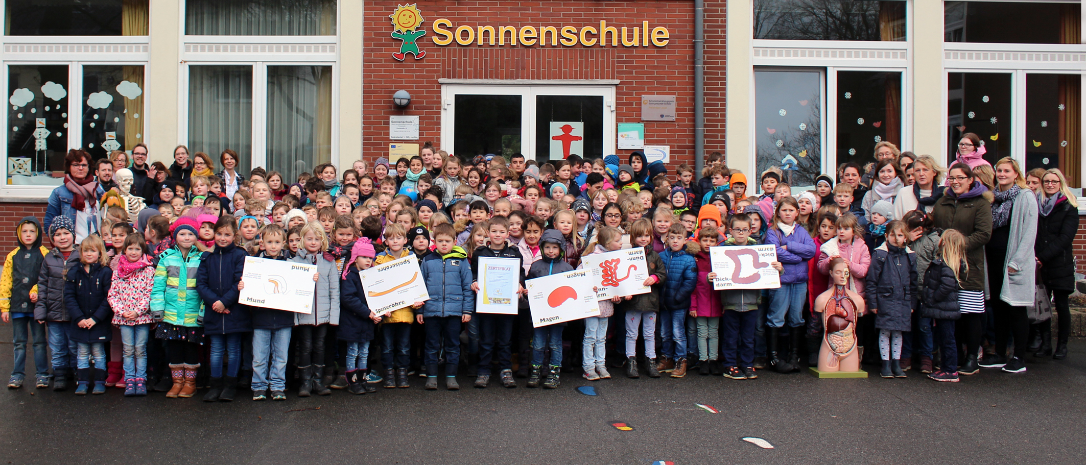 Lehrkräfte, Schulbetreuer und Schüler aus den 8 Klassen der Sonnenschule Unna - Foto © Jürgen Thoms