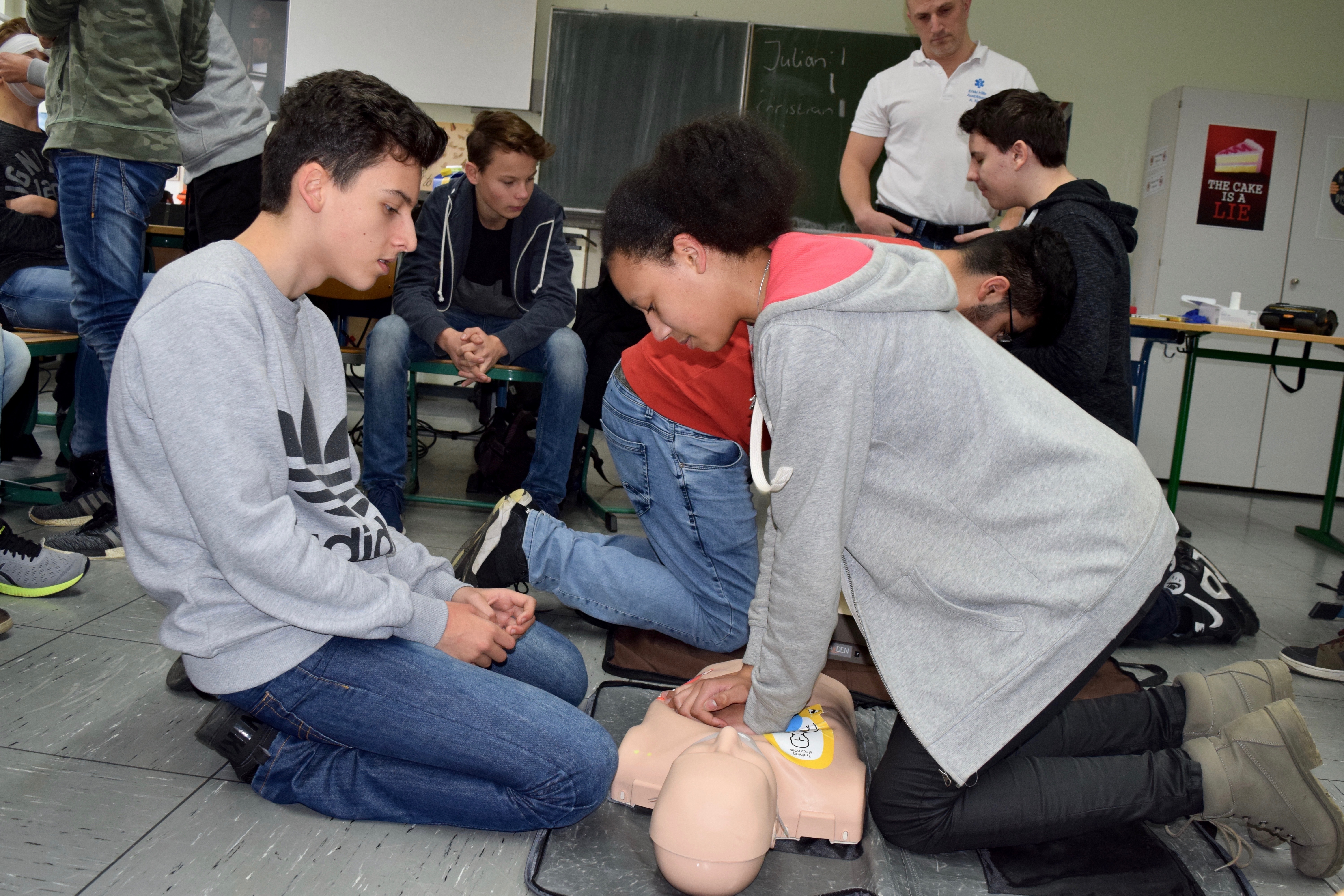 Sanitäter-AG: Die Schüler des GSG üben eine Herz-Lungen-Wiederbelebung.