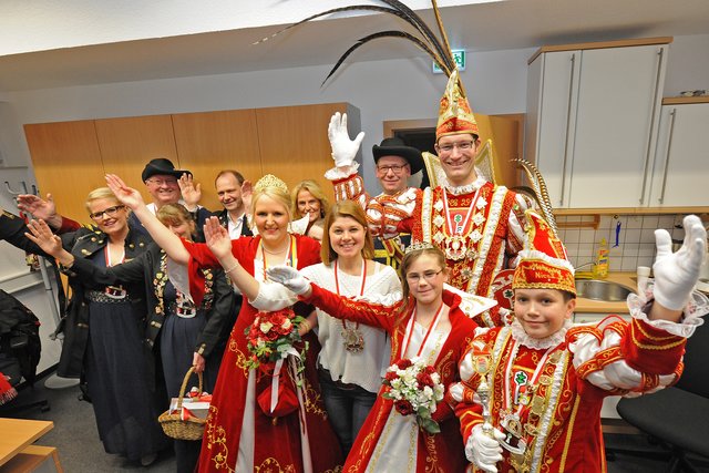 Was ein buntes und fröhliches Getummel in der Redaktion des Stadtanzeigers Niederberg! Und dabei handelte es sich um hohen Besuch, der zu Gast war: Das Stadtprinzenpaar Manuel I. und Sandra I. sowie das Kinderprinzenpaar Nico II. und Vanessa I. schauten bei Redakteurin Maren Menke vorbei und wurden jeweils von ihrem Hofstaat begleitet.