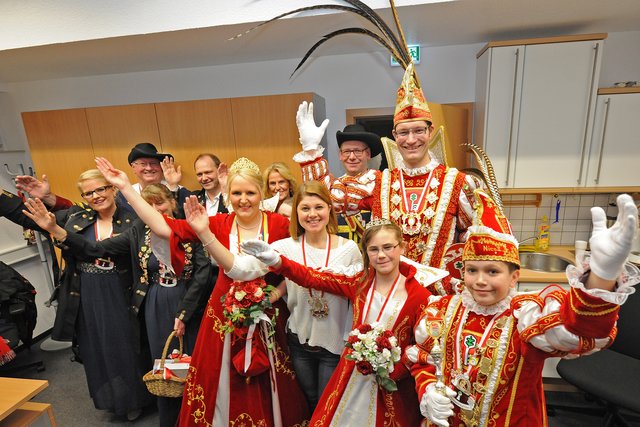 Was ein buntes und fröhliches Getummel in der Redaktion des Stadtanzeigers Niederberg! Und dabei handelte es sich um hohen Besuch, der zu Gast war: Das Stadtprinzenpaar Manuel I. und Sandra I. sowie das Kinderprinzenpaar Nico II. und Vanessa I. schauten bei Redakteurin Maren Menke vorbei und wurden jeweils von ihrem Hofstaat begleitet. | Foto: Ulrich Bangert