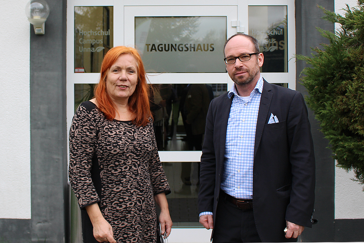 Rita Weißenberg (Leiterin der Volkshochule) und Prof. Dr. Jörg Erpenbach (Campusleiter)