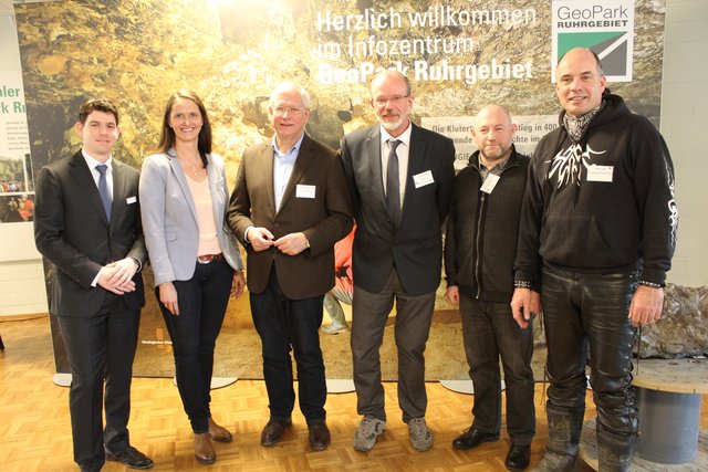 Florian Englert, Geschäftsführer der Kluterthöhle und Freizeit GmbH & Co. KG, Bürgermeisterin Imke Heymann, Eckhard Uhlenberg, Präsident der NRW-Stiftung, Dr. Ulrich Pahlke, Direktor des Geologischen Dienst NRW, Alexander Chrapko, Geschäftsführer Cave lighting und Stefan Voigt, Vorstandsvorsitzender des Arbeitskreis Kluterthöhle e.V. (v.l.)