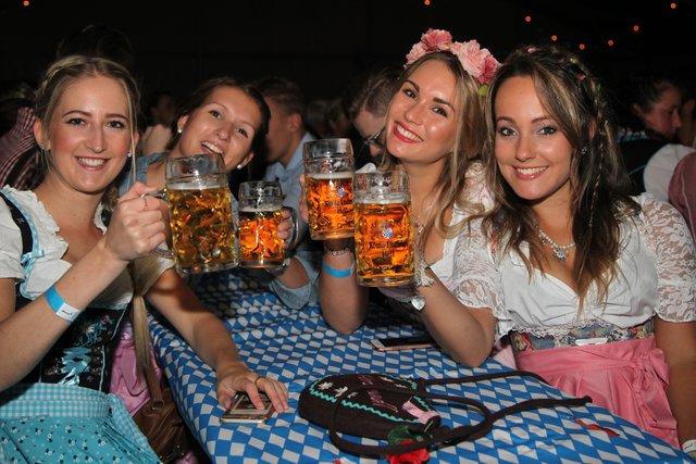 Die Sauerländer feiern Oktoberfest, die Rheinländer Lederhosen-Karneval. Foto: Archiv/Schulte