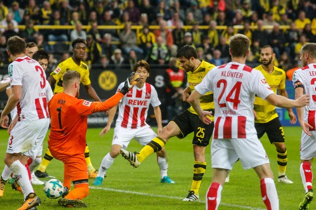 Im Hinspiel erhitzte diese Szene die Gemüter beim 1. FC Köln, der nach Spielschluss sogar über einen Einspruch der Spielwertung nachdachte, diese dann aber über Bord warf.