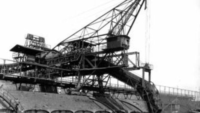 Im Schiffshebewerk in Waltrop wird auf dem historischen Schleppkahn Ostara die Ausstellung "Löschen und Laden" gezeigt.