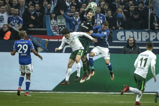 Hier greif Ralf Fährmann sicher zu. Bei den Gegentoren war der sonst so sichere Torwart aber entscheidend beteiligt.