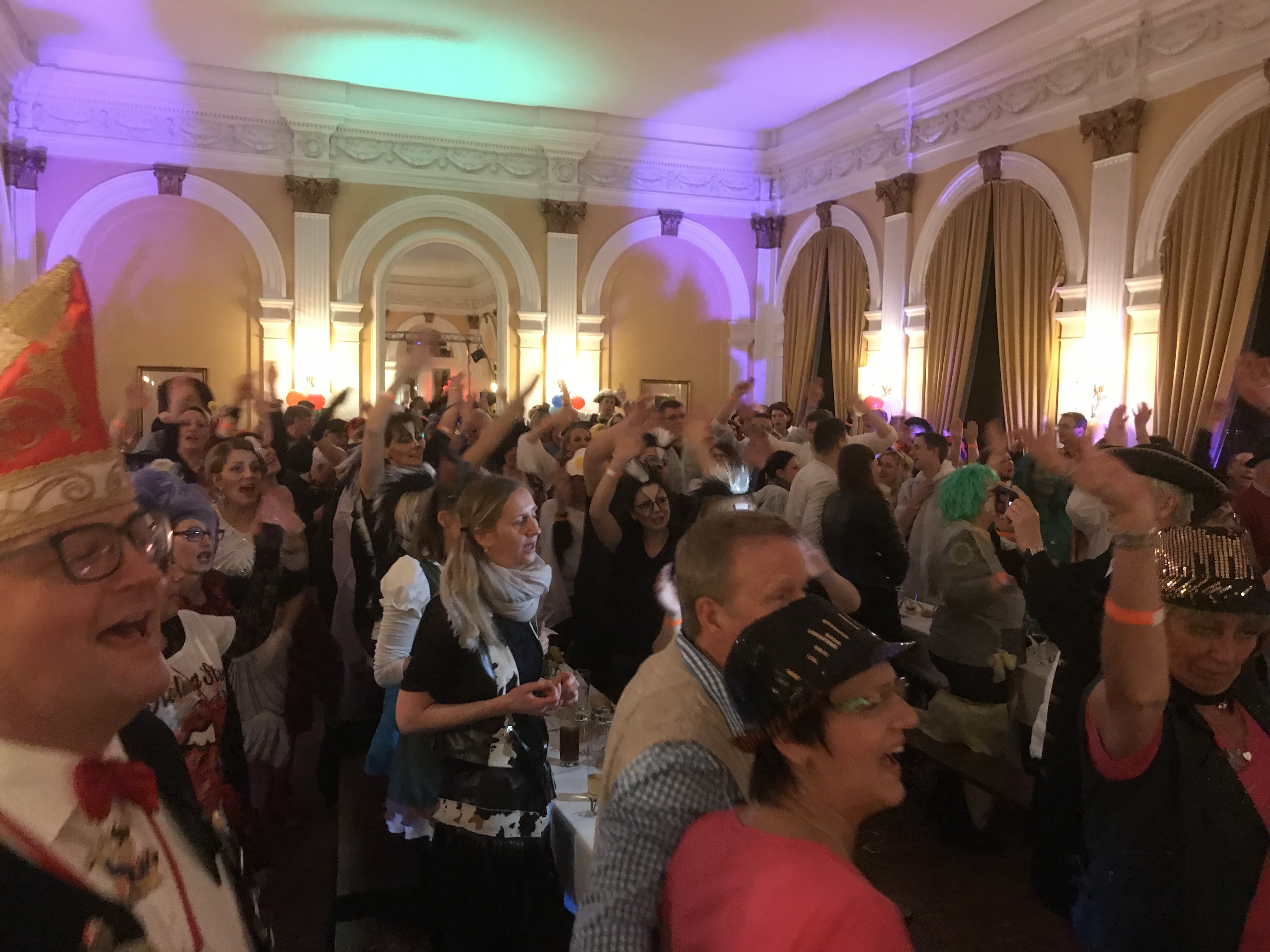 Ausgelassen feierten 150 Besucher den Karneval in der Vereinigten Gesellschaft.