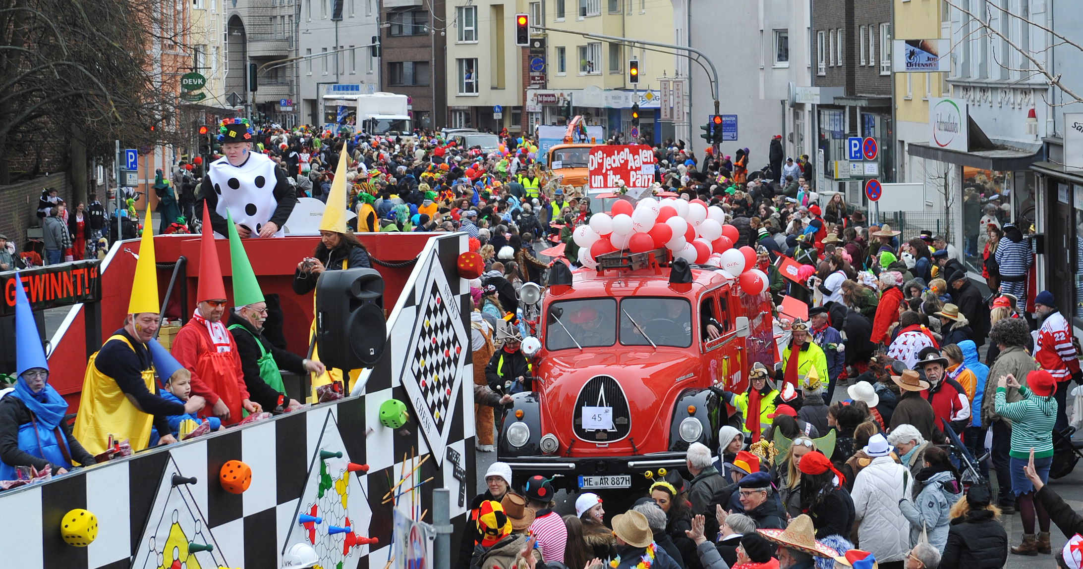 Ab 14.11 Uhr zieht am Samstag,10. Februar, der große Karnevalszug durch die Langenfelder Innenstadt. Archiv-Foto: Michael de Clerque