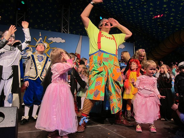 Pompitz, der Zauberer, beim Kinderkarneval in Menden. Foto: MKG
