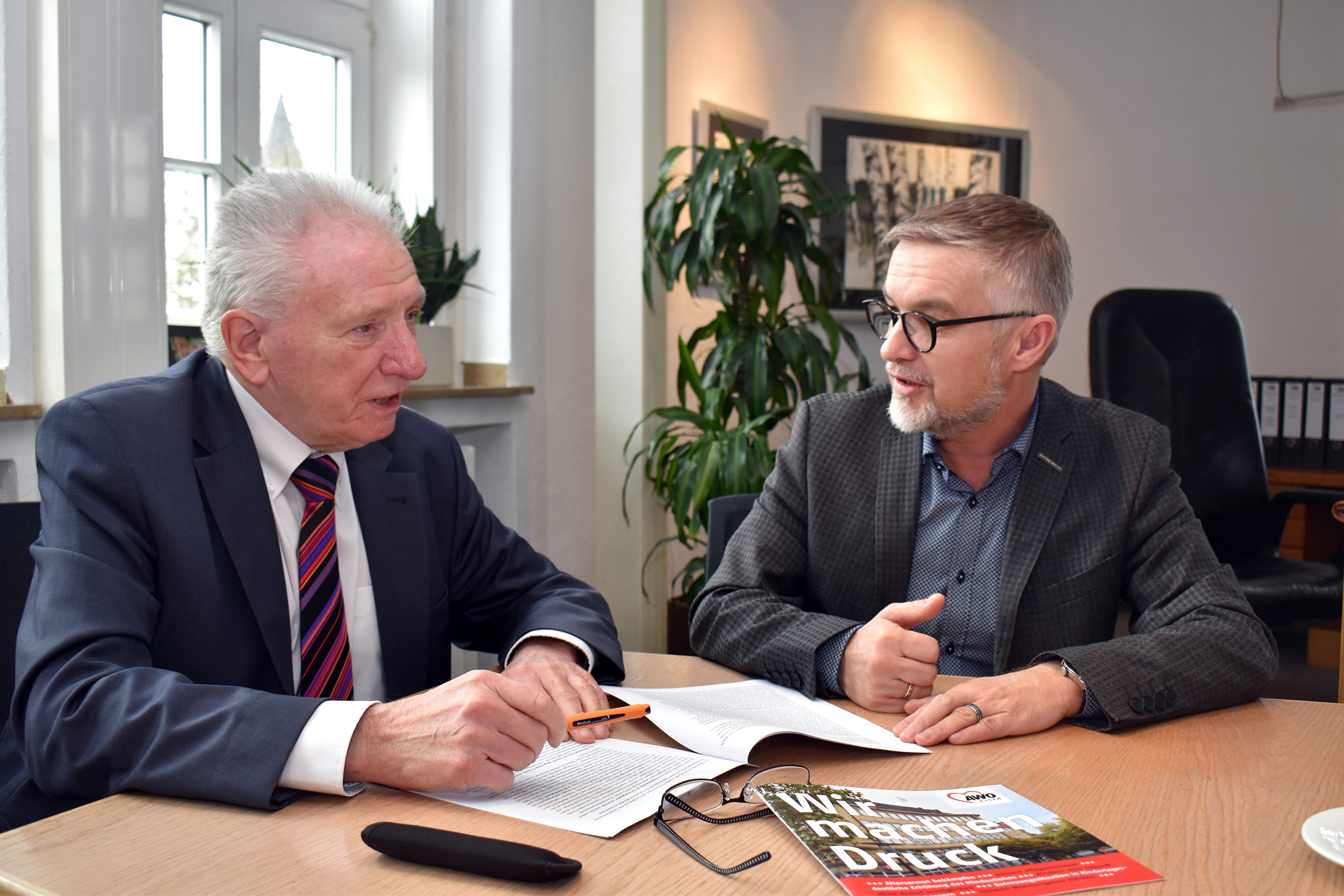 Für den Kreisvorsitzenden der Essener AWO, Klaus Johannknecht (links), und AWO-Geschäftsführer Oliver Kern sind die bisherigen Ergebnisse zur Regierungsbildung zwischen CDU/CSU und SPD in vielen Bereichen alles andere als befriedigend. Foto: AWO Essen