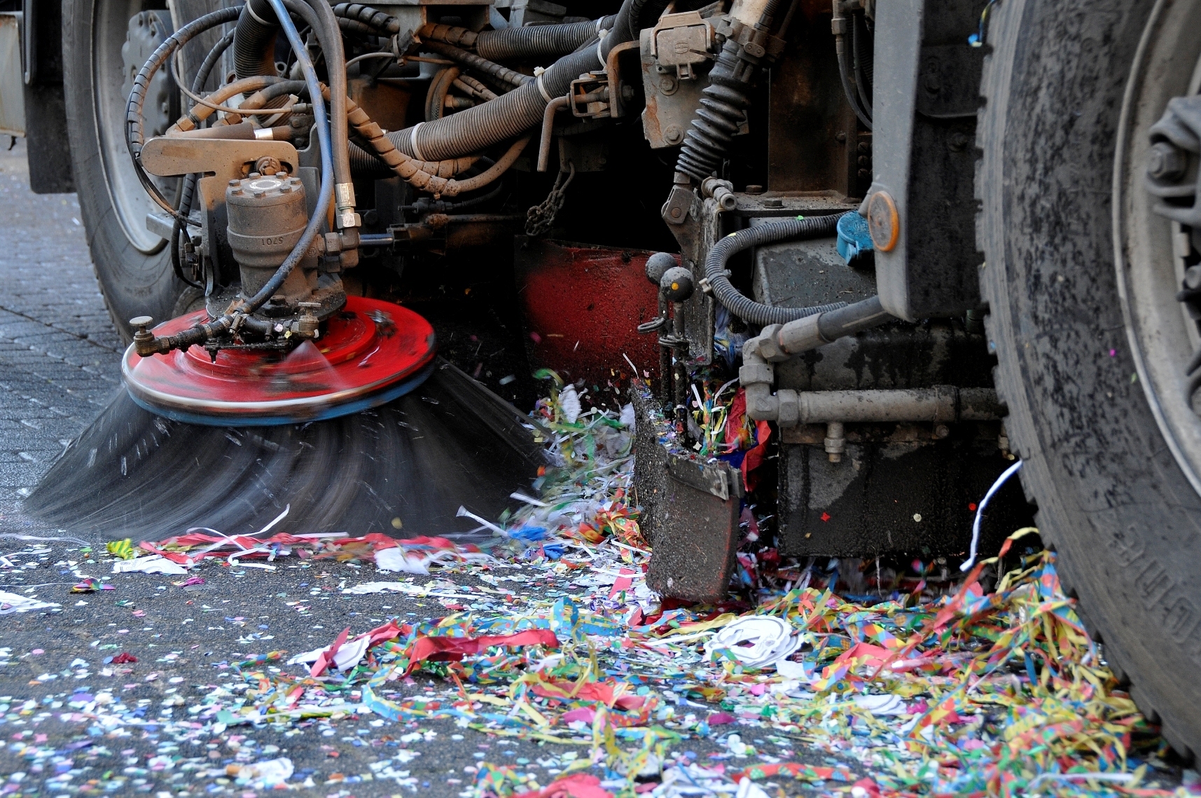 Erst die Verkehrssicherheit, später die Sauberkeit: Nach dem Zug ist vor dem Kehrwagen.