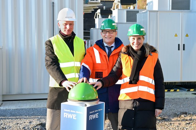 Roger Miesen, Vorstandsvorsitzender RWE Generation SE, Frank Amend, Geschäftsführer Belectric, und Katja Strauss-Köster, Bürgermeisterin Stadt Herdecke, freuen sich über den hochmodernen Batteriespeicher, den RWE Generation jetzt am Hengsteysee in Betrieb genommen hat.