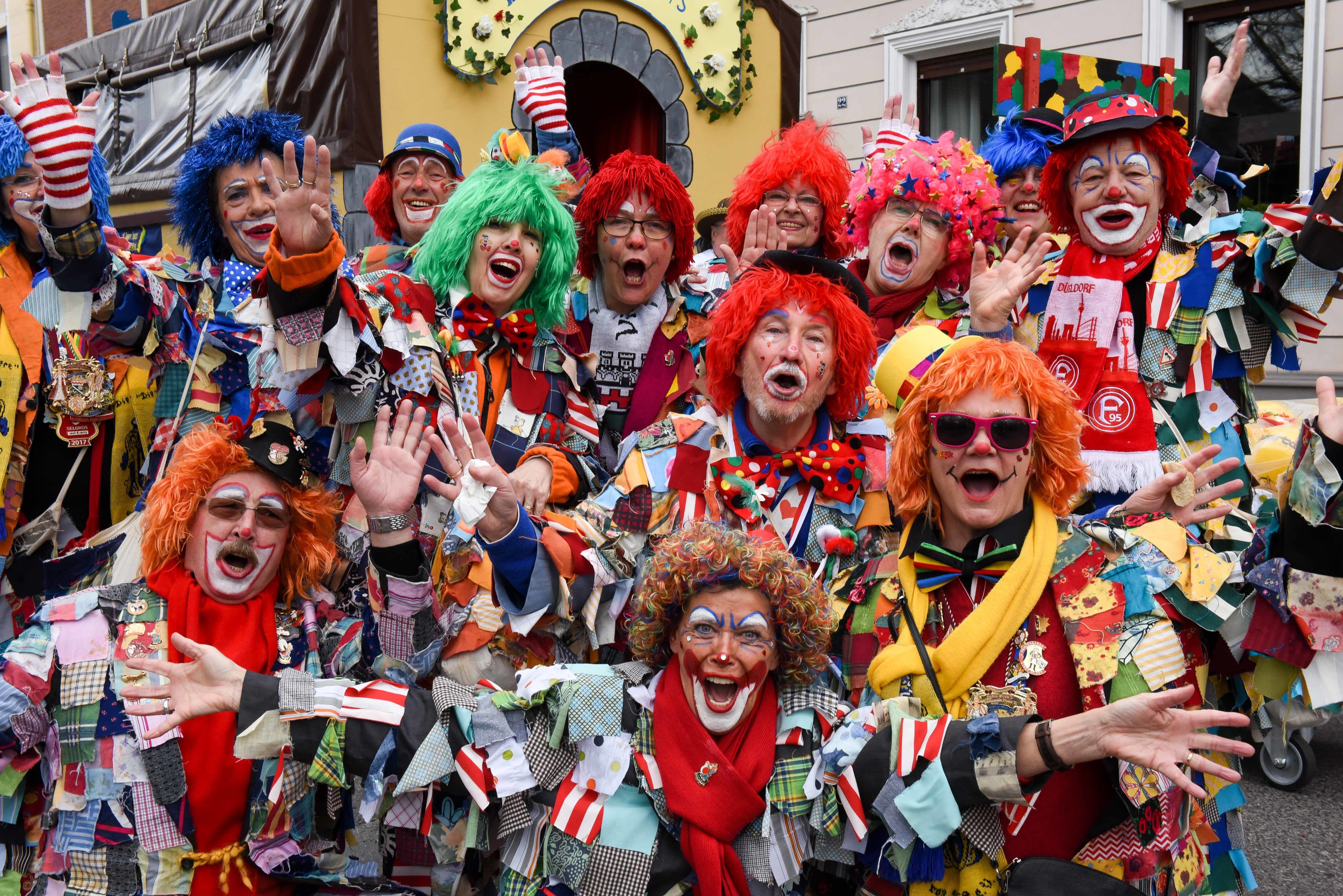 So bunt geht's zum Beispiel beim Hildener Rosenmontagszug zu. Foto: Archiv/Rolf Schmalzgrüber