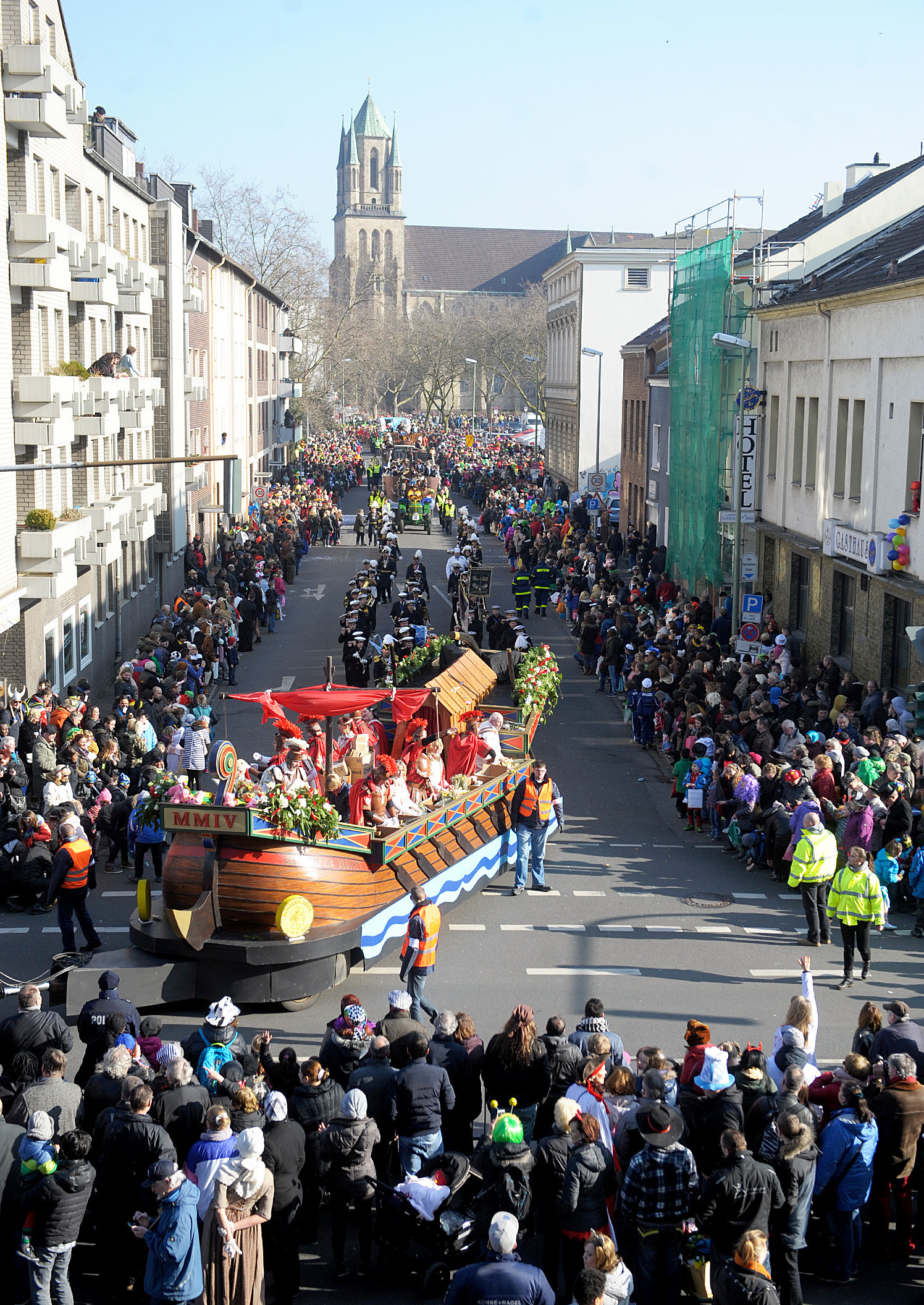 Vom Ludgeriplatz aus zieht der Duisburger Rosenmontagszug durch die Innenstadt, gesäumt von zehntausenden begeisterten Närrinnen und Narren.