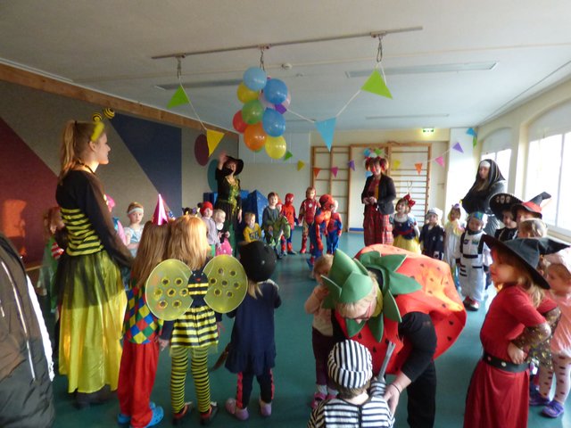 bei unserer Ankunft  sind die Kinder in der Turnhalle