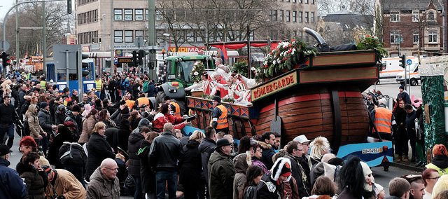 Europas größter Kinderkarnevalszug zieht durch Duisburg-Hamborn.
