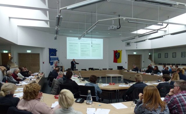 Christian Göde-Diedering von der DATEV referierte vier Stunden über die Neuerungen im gut gefüllten Ratssaal. Foto: WSG Menden